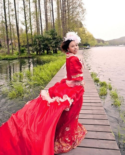 她自称懂诗画,会弹琴,精通古汉语,自称"9岁起博览群书,20岁达到顶峰