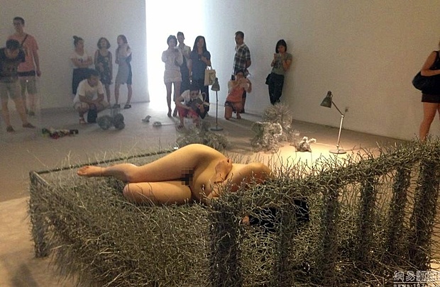 中国女艺术家"裸睡"铁丝床36天